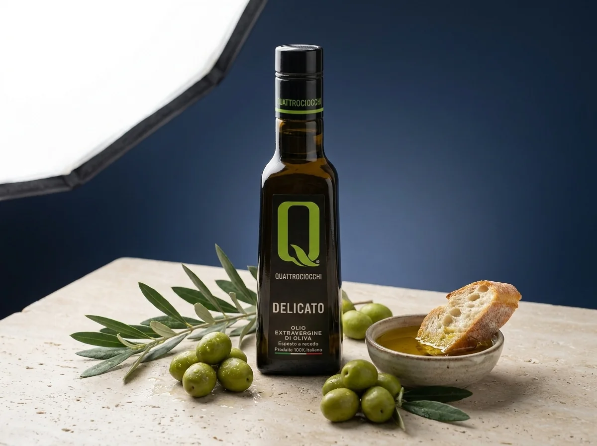 Botella ámbar de aceite de oliva extra virgen Quattrociocchi sobre piedra clara